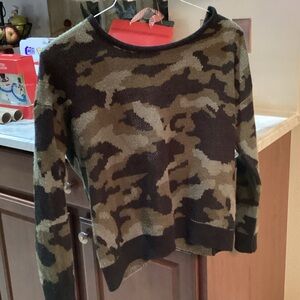 Women’s Size L Cropped Camouflage Sweater by Full Circle Trends